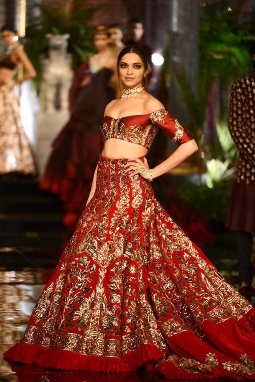 Bollywood Actress Deepika Padukone Ramp Walk Pictures