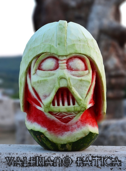 16-Darth-Vader-Watermelon-Valeriano-Fatica-Ortolano-Production-Food-Art-Sculptures-Carved-Fruit-Vegetables-www-designstack-co