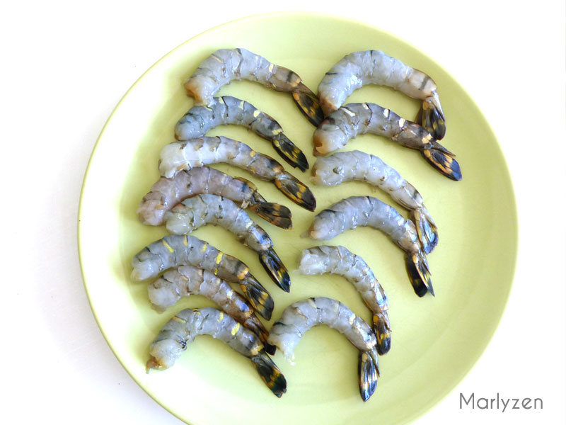 Décortiquez les crevettes en ne conservant que la queue.