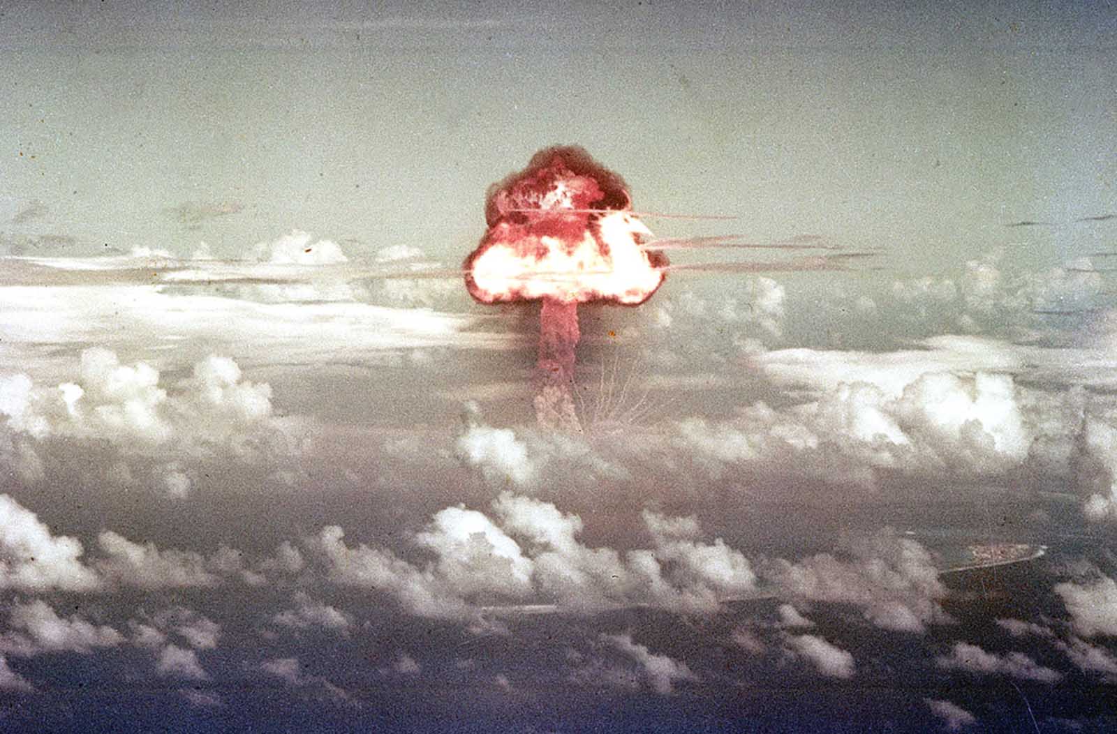 On November 16, 1952, a B-36H bomber dropped a nuclear bomb over a point north of Runit Island in the Enewetak atoll, resulting in a 500-kiloton explosion, as part of a test code-named Ivy.