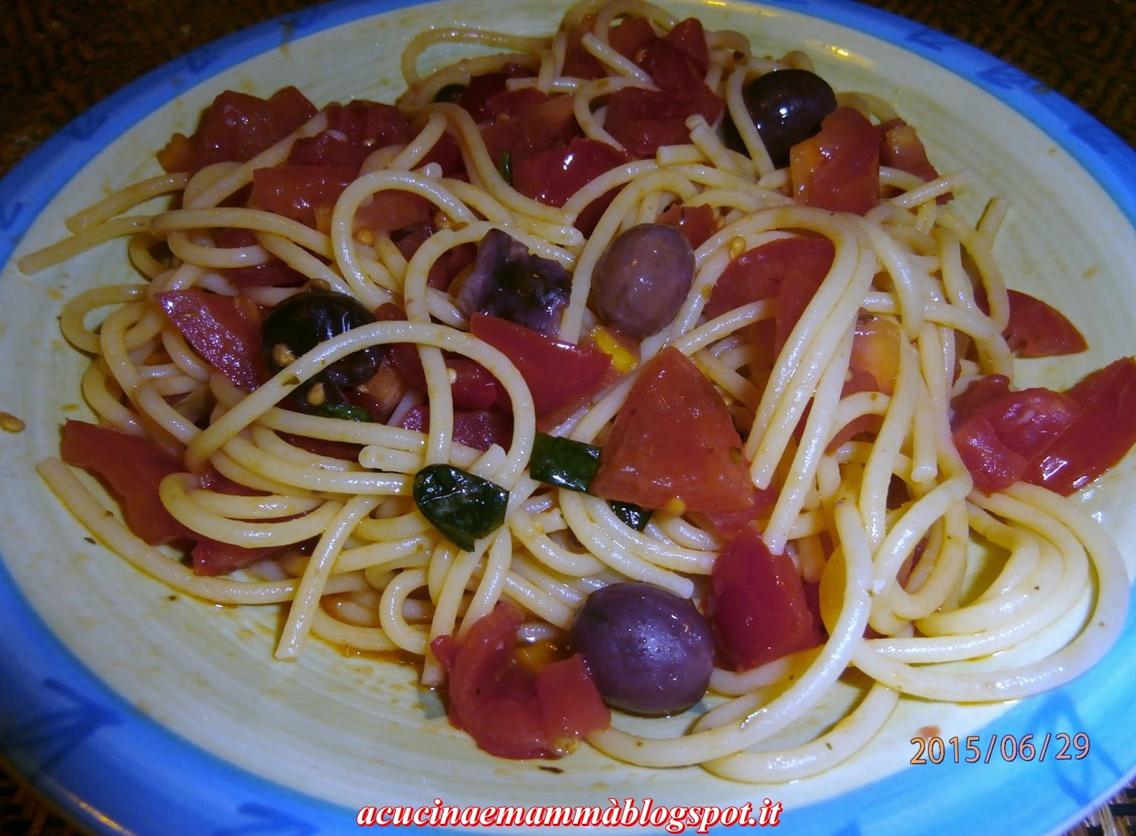 a cucina e mammà spaghetti al pomodoro crudo