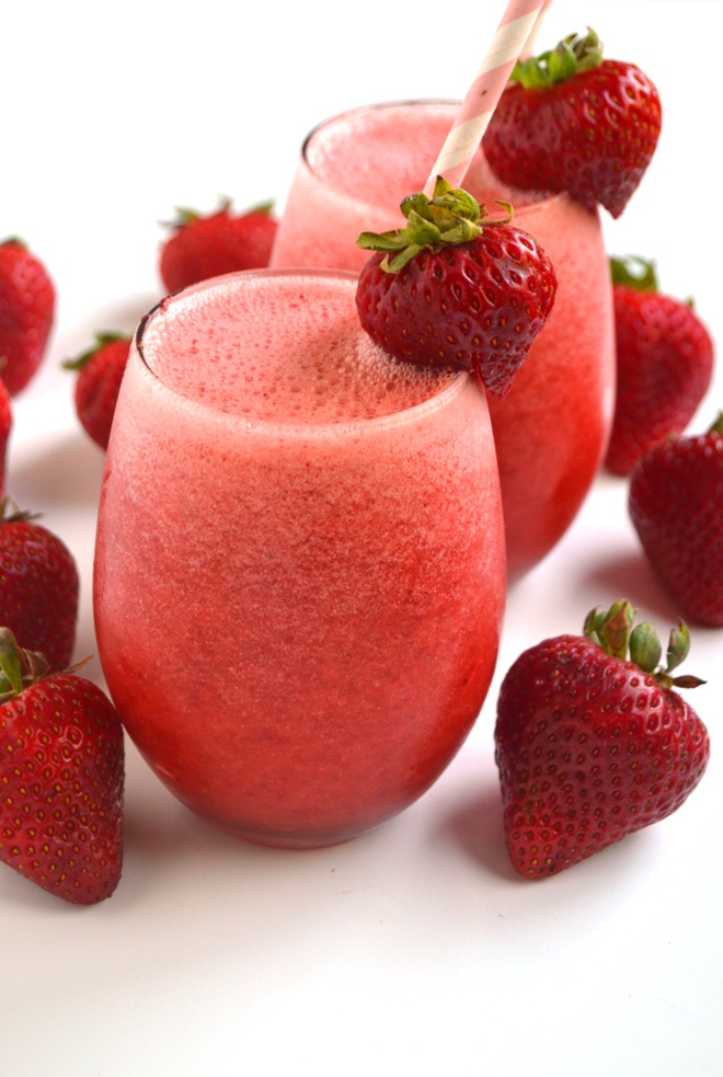 Sparkling Strawberry Lemonade is tart and full of strawberry and lemon flavors. The perfect refreshing beverage for a hot day! www.nutritionistreviews.com