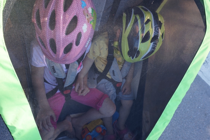 Kahden lapsen kanssa pyöräretkellä - Thule Chariot pyörän vetokärry