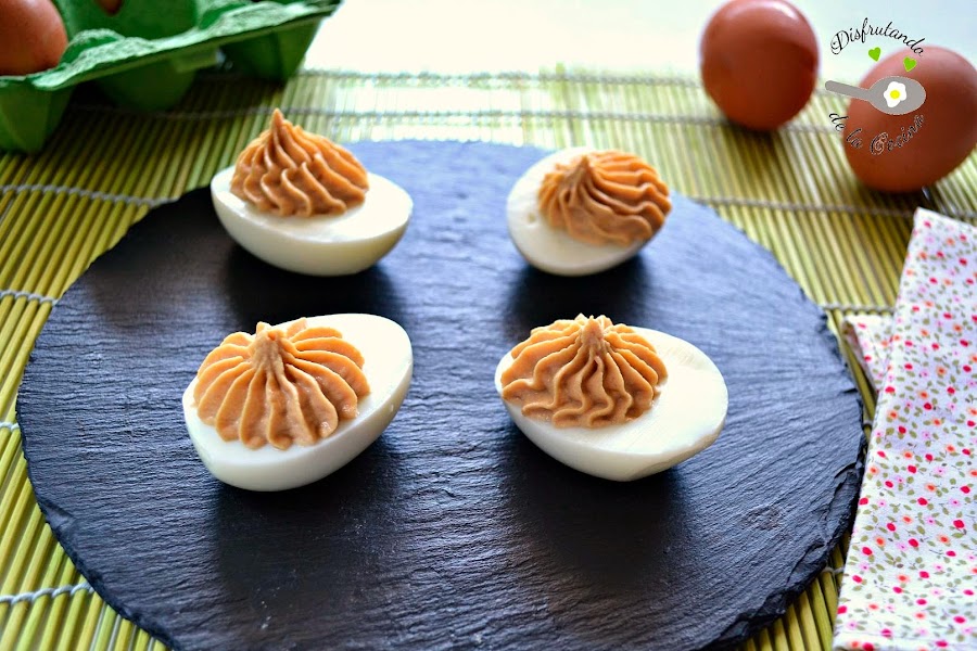 HUEVOS RELLENOS DE ATUN Y MAYONESA