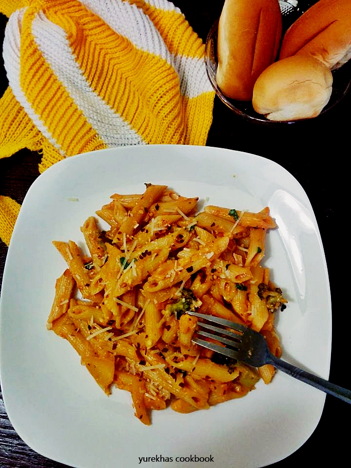 Yurekha's cookook: Pasta in red and white sauce