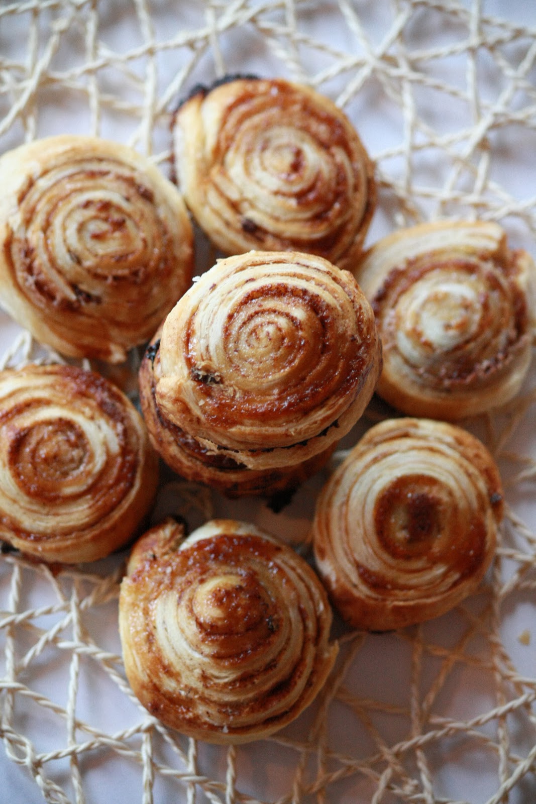 Булочка с корицей. Выпечка с корицей. ,ekjxrb c rjhbwetqw. Слоеные булочки с корицей. Булочки с корицей из слоеного теста.