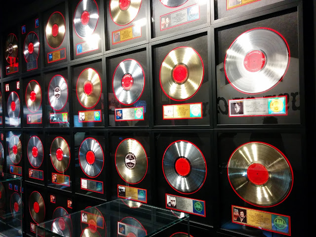 Johnny-Cash-Museum-gold-platinum-records