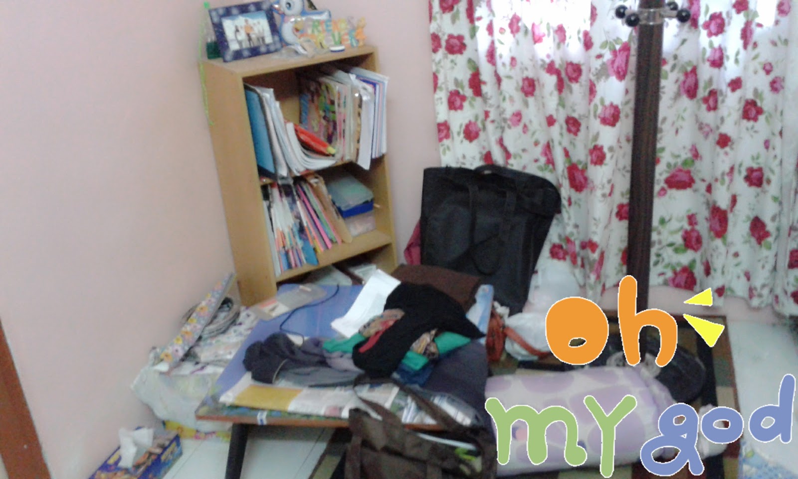 Mirza Syazwina Standard La Bilik Perempuan Bersepah Baju Tudung Semua Aku Sepuk Je Beg Pun Sama Jugak Meja Tu Study Bila Mood Nak Dalam Bilik Tapi Rasanya Dah Jadi Tempat Peletakan Barangan