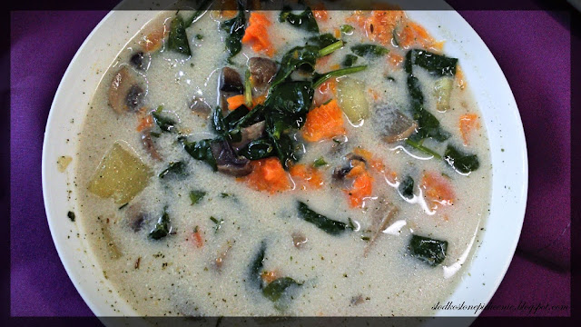 pieczarkowa zupa ze szpinakiem
