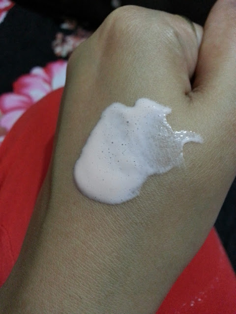 Lacto Calamine Skin Balance Daily Nourishing Lotion-Oil Control Review, Pictures and Swatches