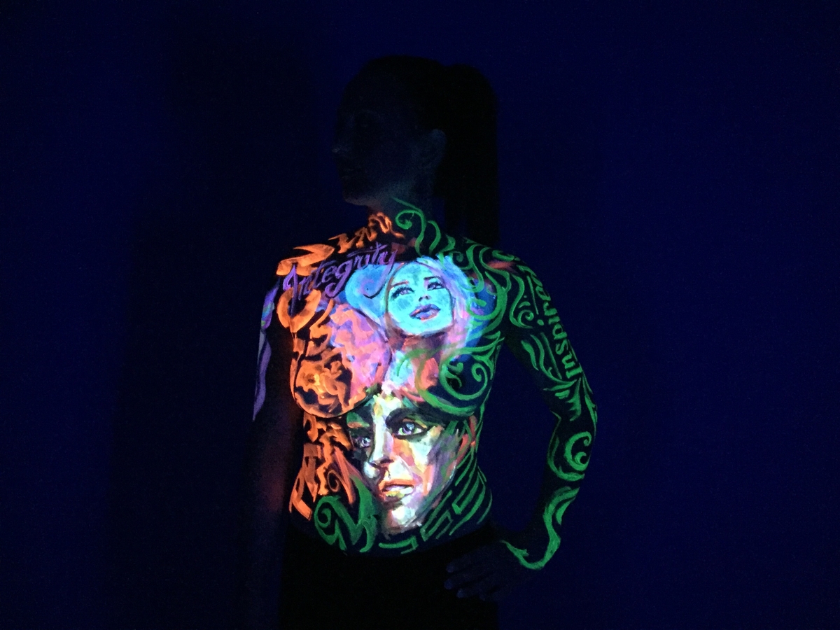 08-Passion-and-Integrity-Danny-Setiawan-Denart-Studio-Body-Painting-with-a-UV-Paint-and-a-Black-Light-www-designstack-co