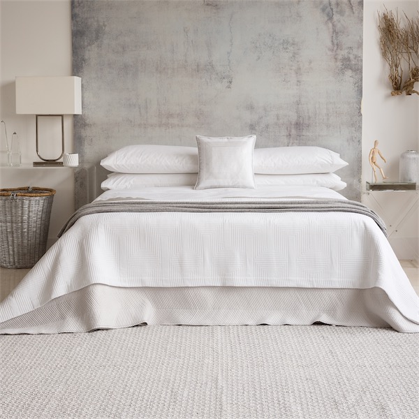 camas vestidas por completo con sábanas blancas de estilo contemporáneo de la firma Zara Home blog chicanddeco