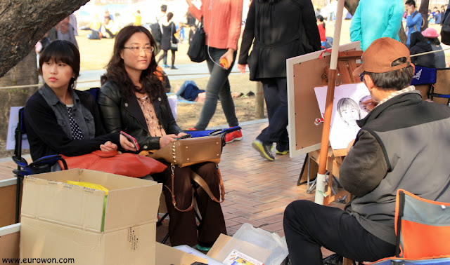 Dibujante retratando a dos coreanas en Yeouido