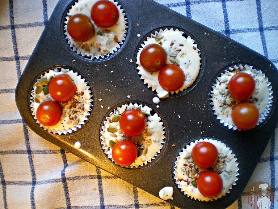 Muffins de pan integral, queso y tomate: Listos para hornear