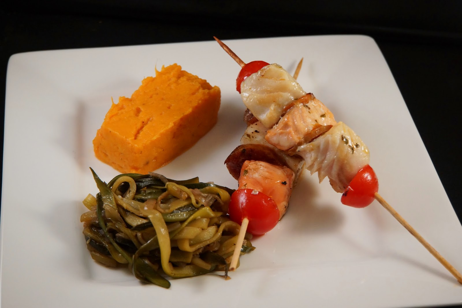 Brochettes de saumon-cabillaud-chorizo, purée de patate douce et