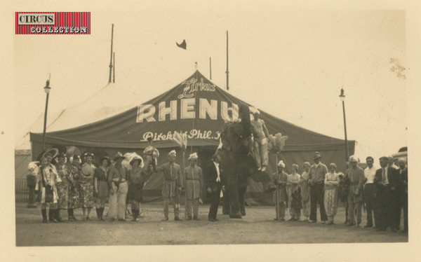 la troupe et un éléphant devant le chapiteau du cirque Rhenus 