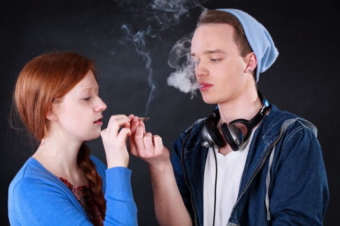 riesgos en adolescentes consumiendo drogas