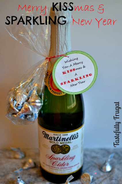 25 Easy Neighbor Gifts--also great for friends, family and co-workers.  Lots of fun ideas!