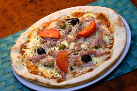 mozzarella pesto pizza