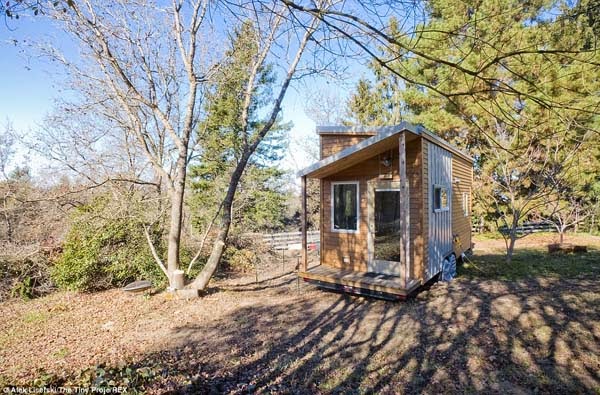 Alek wanted to change his focus in life, so he built this small house. “Inhabiting such a small space will force me to live in a simpler, more organized and efficient way.”