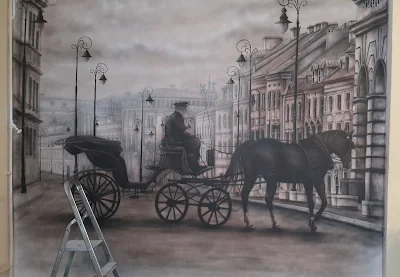 Mural malowany na Ścianie w firmie szkoleniowej. Obraz czarno-biały, monochromatyczny. MAlowanie starej zabytkowej warszawy, obraz przemalowany ze starego zdjęcia