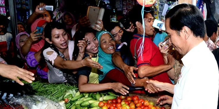 Presiden Jokowi memantau harga cabe, di Pasar Kajen, Kota Pekalongan, Jateng, Senin (9/12017) pagi.