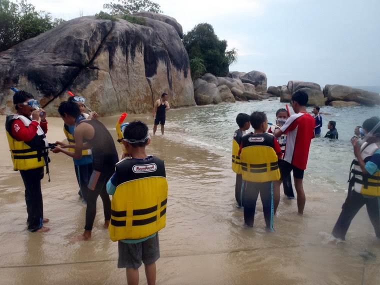 Praktikum lapangan muatan lokal lingkungan hidup : Pengenalan biota pantai  berbatu dan terumbu karang untuk siswa SD Negeri 10 Sungailiat – Bangka -  Yayasan Sayang Babel Kite (SBK)