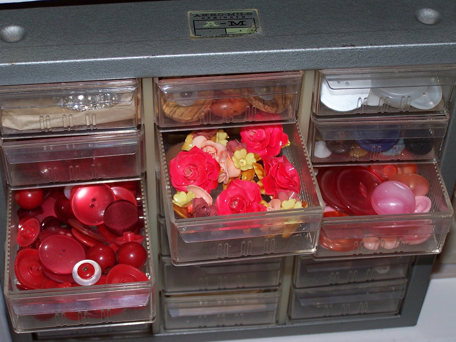 Reminisce...: vintage button containers