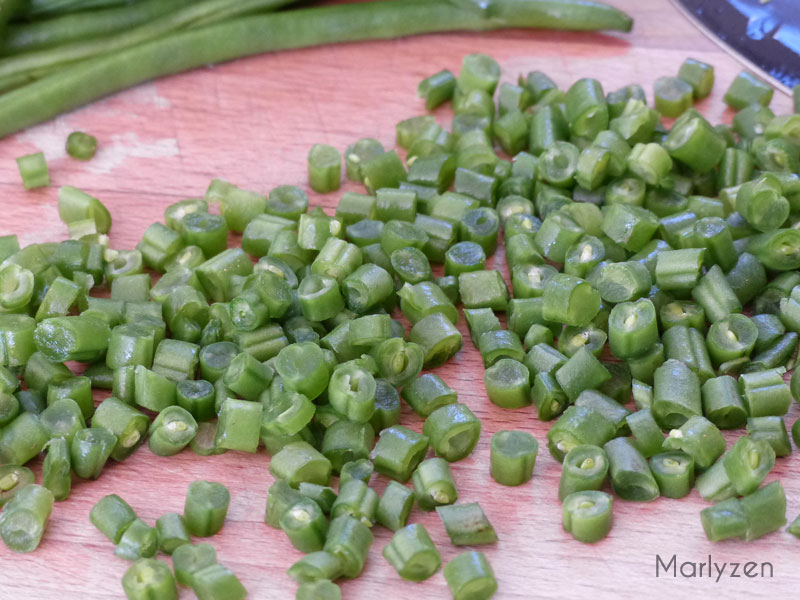 Lavez les haricots verts, équeutez puis hachez-les.