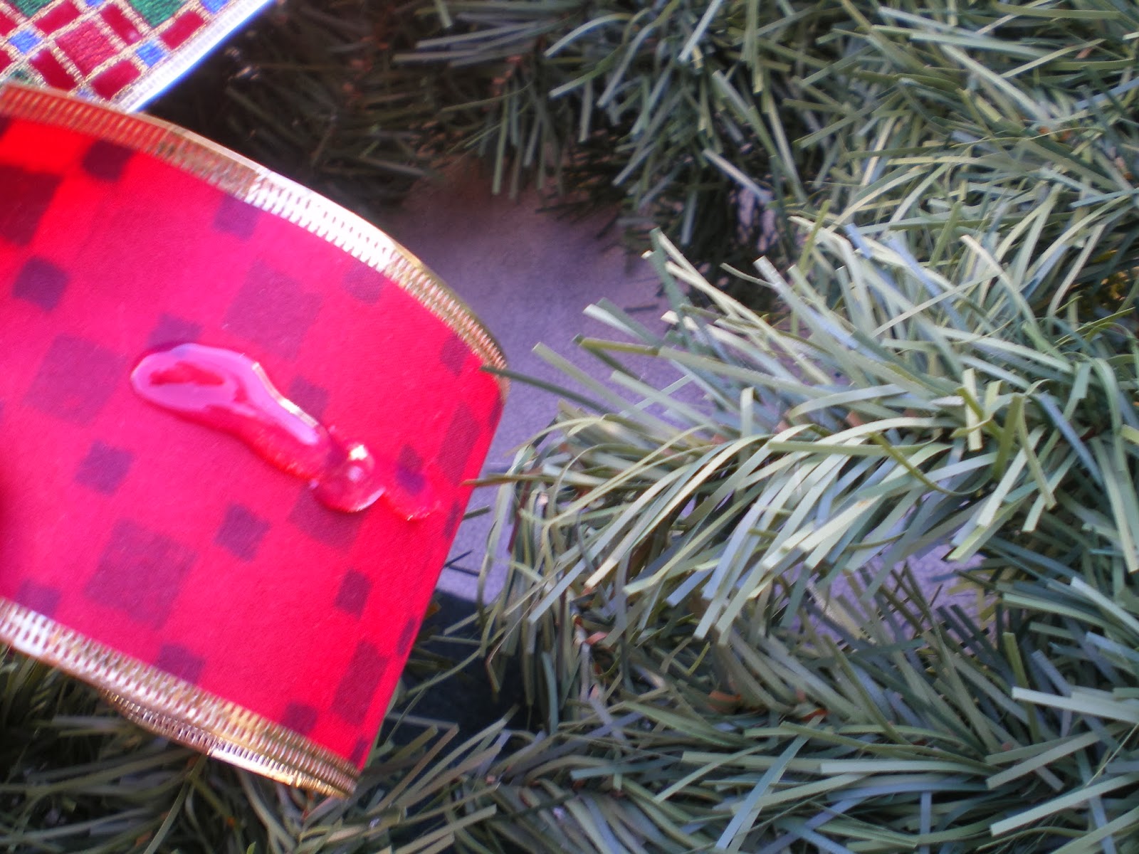 L7 QUILTS How to attach a wreath to your car.