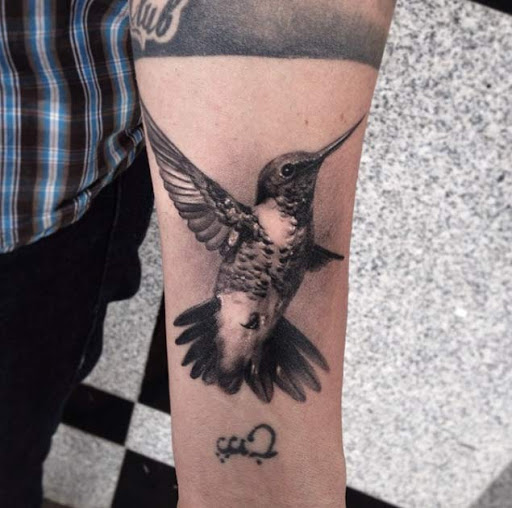 Diese blackwork Kolibri tattoo