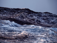 Fırtınalı bir okyanustaki yüksek dalgalar