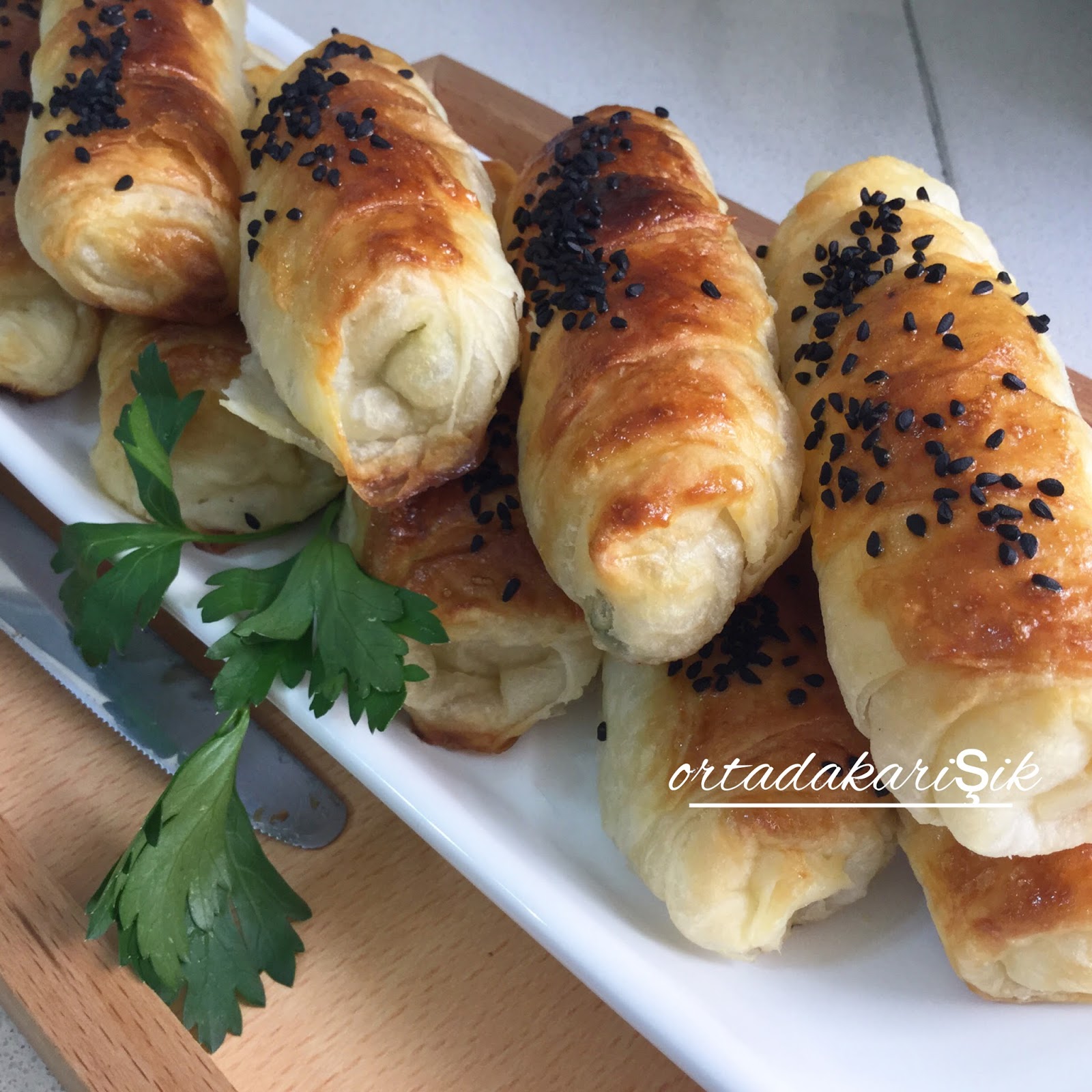 ORTADA KARIŞIK PEYNİRLİ BUZLUK BÖREĞİ NASIL YAPILIR