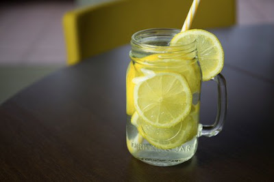 Sortir de la dépression naturellement avec cette limonade au curcuma