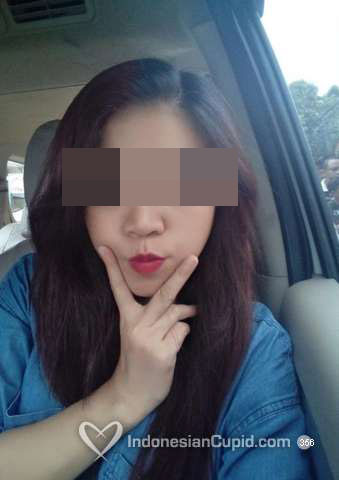 HINDARI GAYA INI : Gerakan tangan membentuk huruf "V" Di saat selfie atau swafoto sebaiknya jangan diletakkan di depan mulut atau bibir karena bermakna sangat tidak sopan. Foto dari IndonesianCupid HINDARI GAYA INI : Gerakan tangan membentuk huruf "V" Di saat selfie atau swafoto sebaiknya jangan diletakkan di depan mulut atau bibir karena bermakna sangat tidak sopan. Foto dari IndonesianCupid