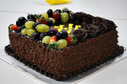 CHOCOLATE GANACHE CAKE WITH FRUITS
