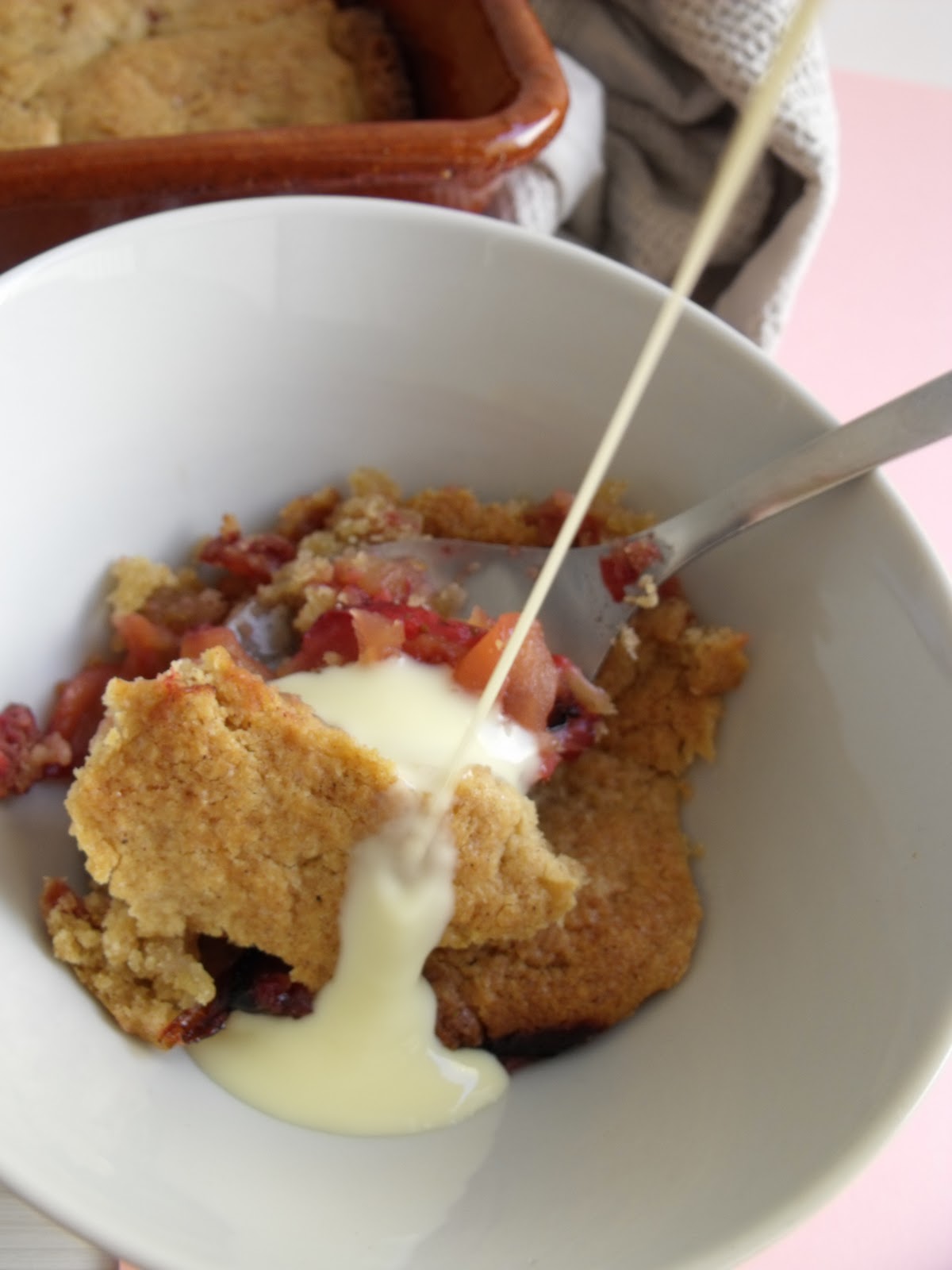 Crumble de manzana y fresa con un toque de canela y jengibre | Cocinar ...