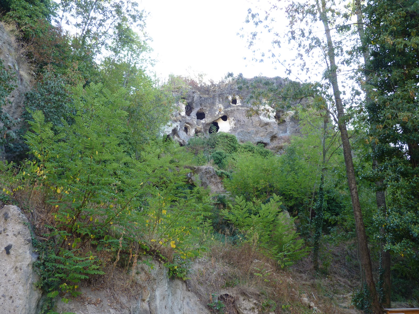 Le village troglodyte des roches à Perrier