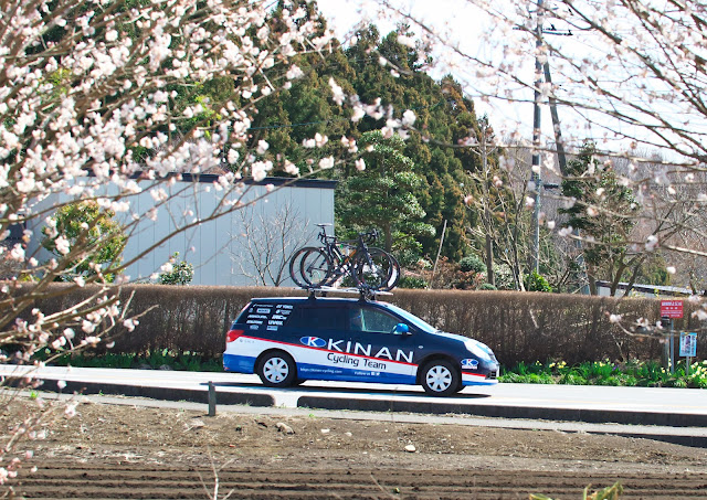 キナン サイクリングチームのサポートカー 日産 ウィングロード キナン サイクリングチームのサポートカー 日産 ウィングロードの写真