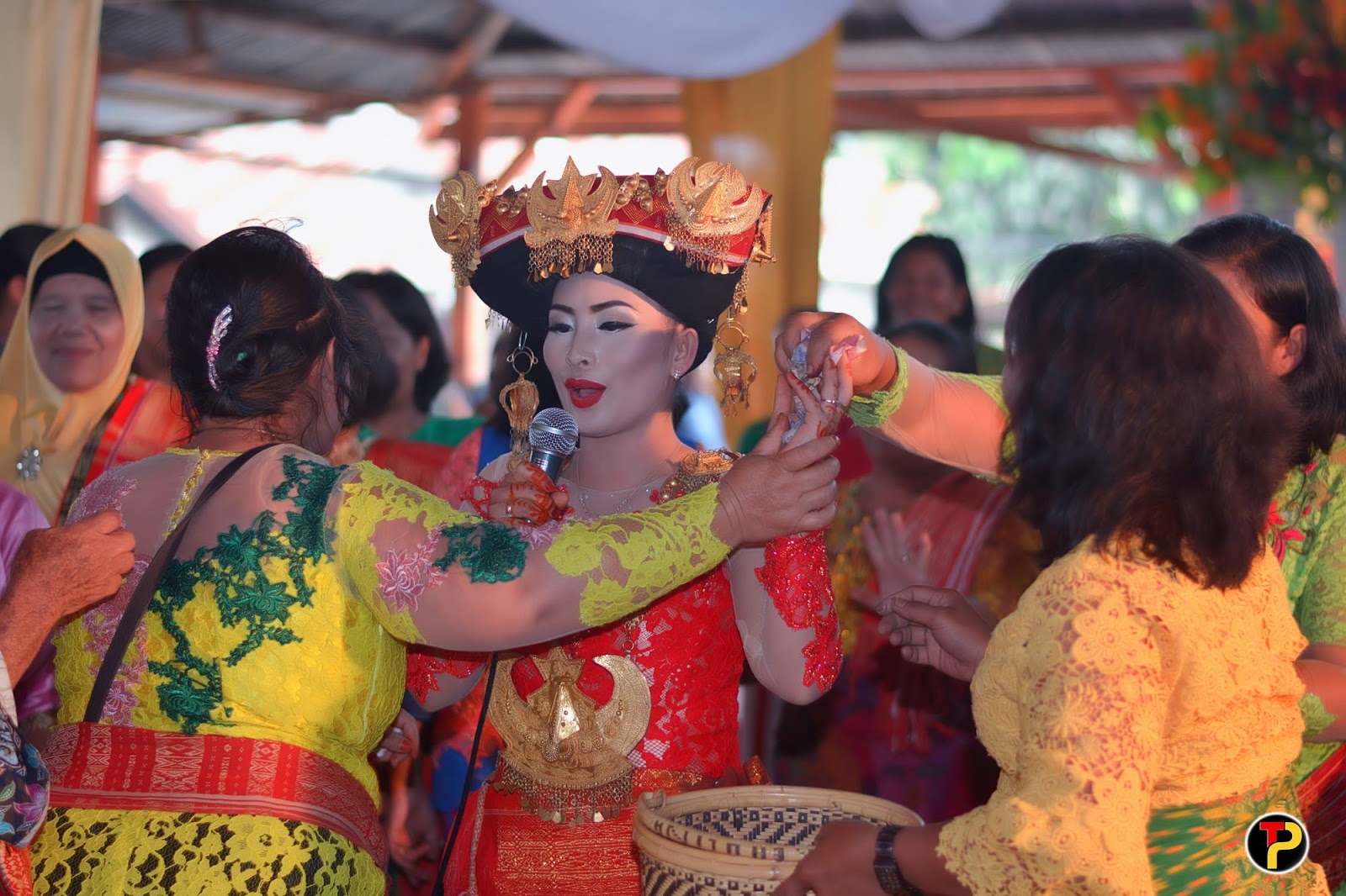 baju pernikahan adat karo 