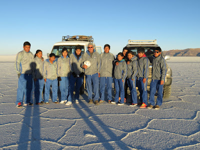 Mit den Abiturienten von Mojinete am Salar de Uyuni. Jetzt ist es viel wärmer als im Juni mit den Jugendlichen aus Esmoraca.