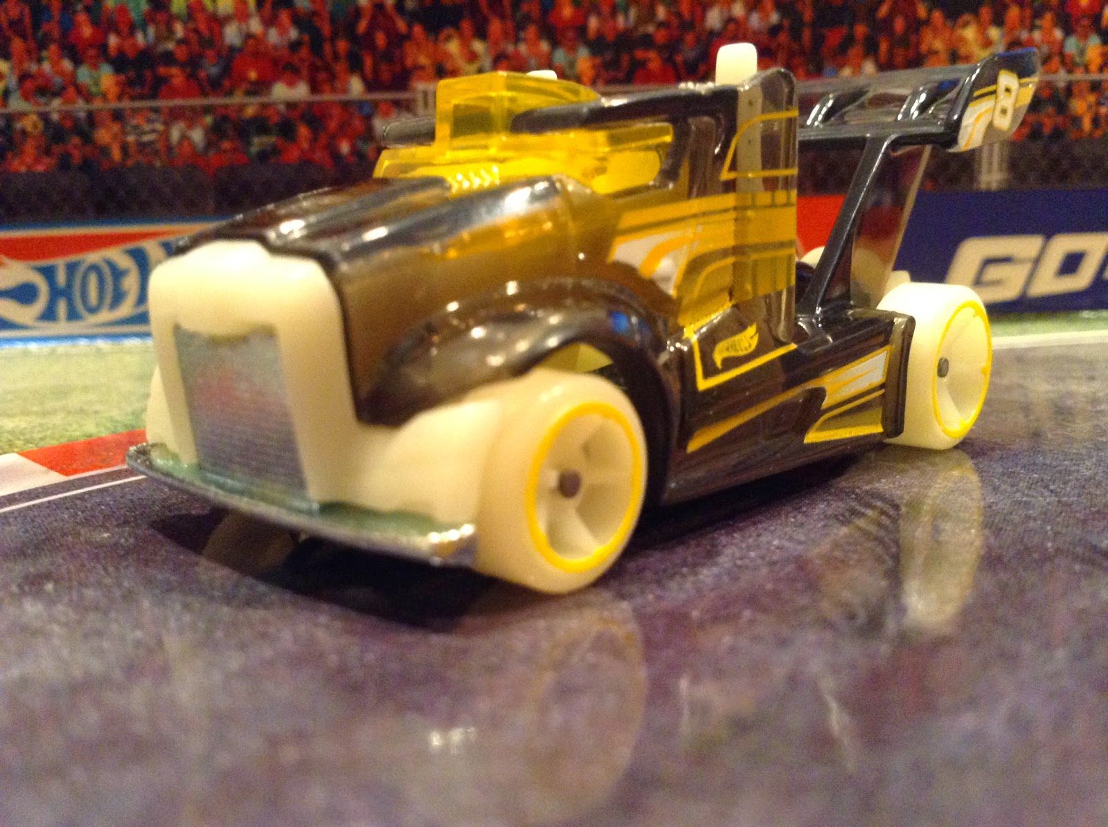 JULIAN'S HOT WHEELS BLOG: Rig Storm (2015 Night Storm - Glow in the Dark)