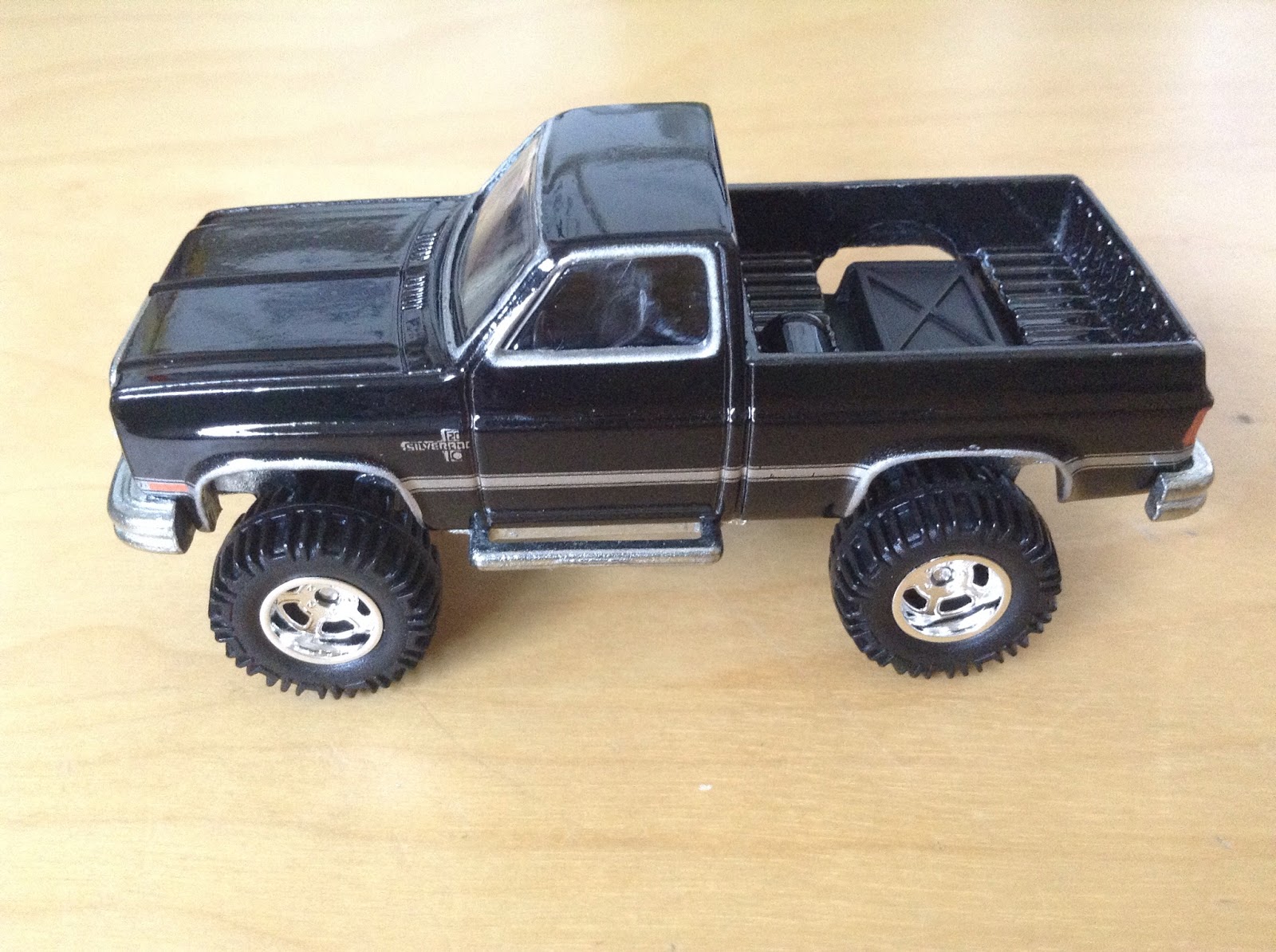 Hot Wheels 1/64 Chevrolet Silverado - Friday Night Lights, Série Retro Entertainment, Neuf