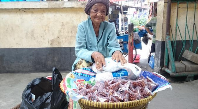 Teruntuk Kedua Orang Tuaku, yang Telah Tercetak Jelas Keriput di Wajah Ayah dan Ibu