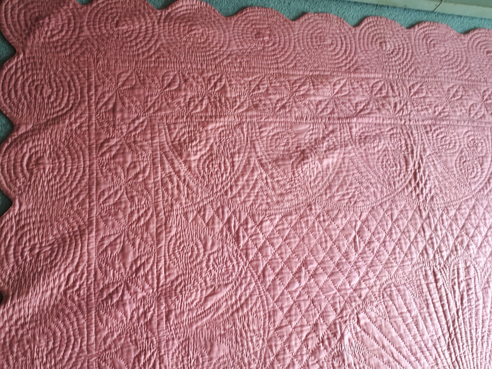 Welsh Quilts: Pink Welsh Quilt with Scalloped Edge