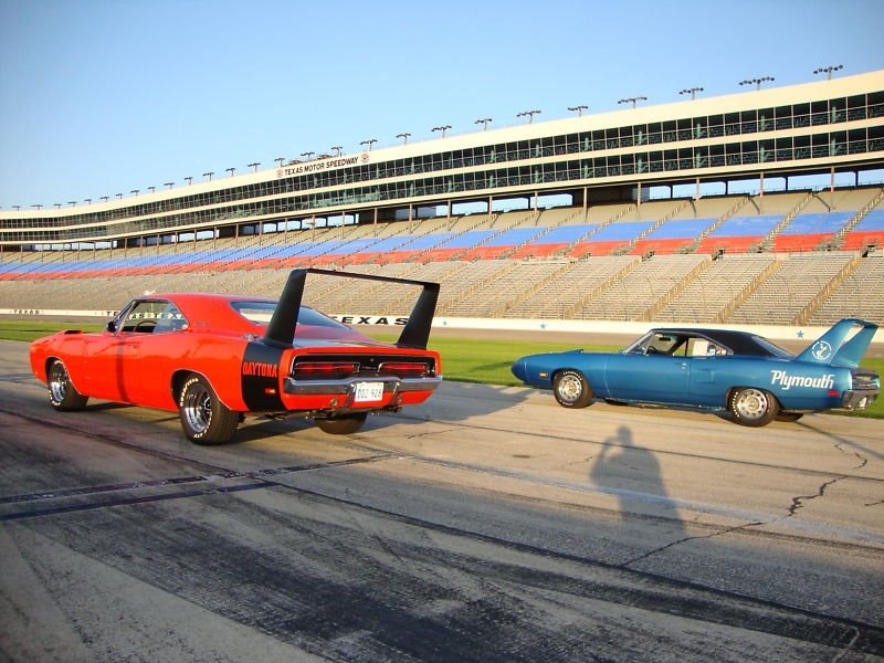 Só os antigos!! Plymouth Superbird VS Dodge Charger Daytona