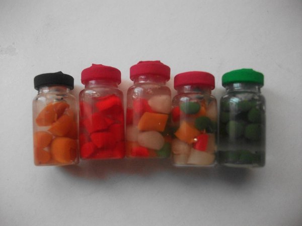 Juguetes antiguos y casas de muñecas: bote de conservas frutas y verduras