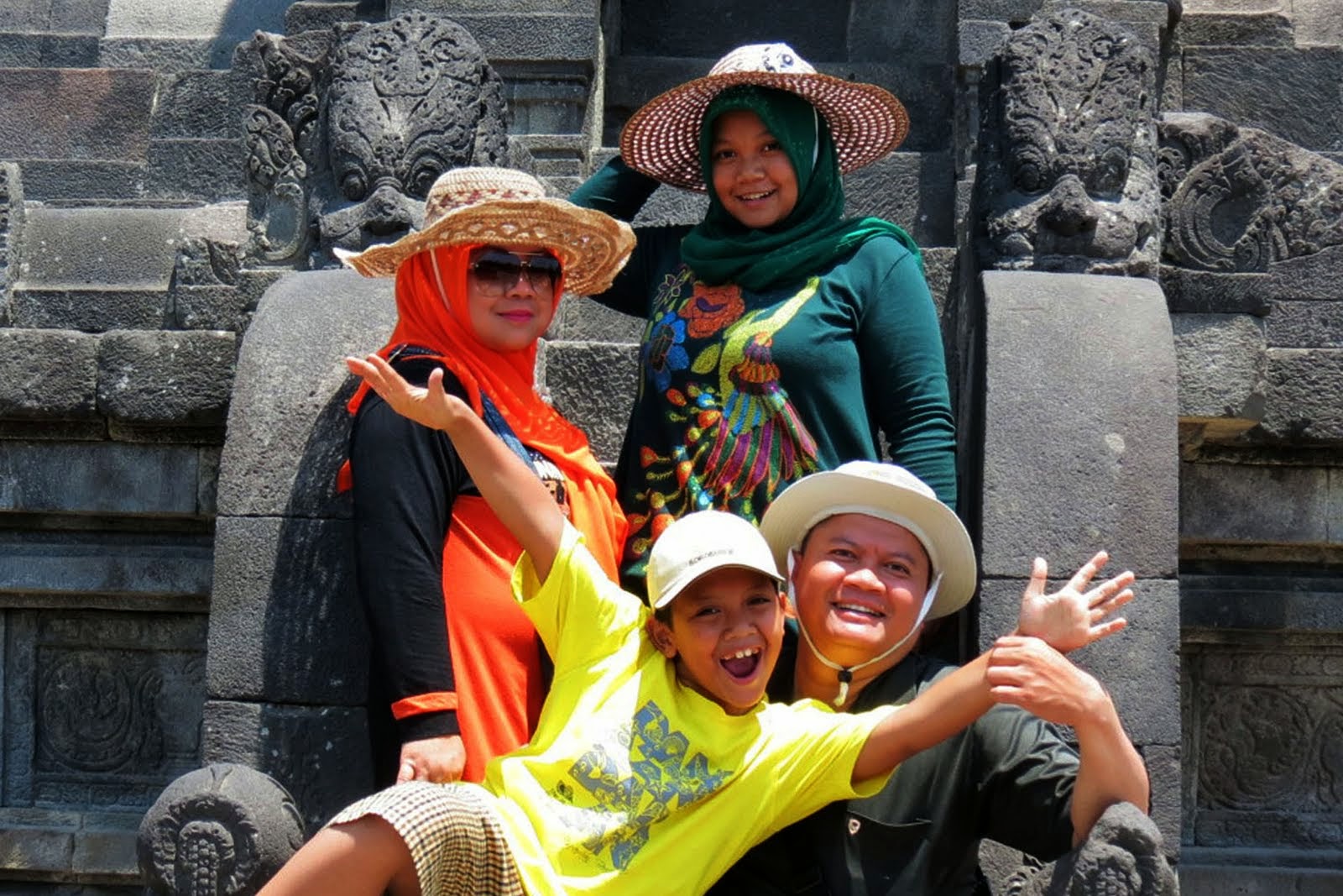 Bergaya di Candi Prambanan. 2015