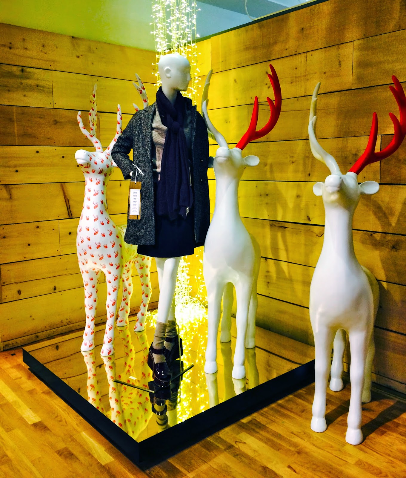 MesVitrinesNYC: The reindeers are at Bon Marché