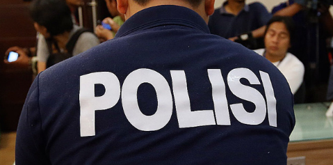 Seorang Polisi Mengamuk Karena Pergoki Istrinya Selingkuh Seorang Polisi Mengamuk Karena Pergoki Istrinya Selingkuh